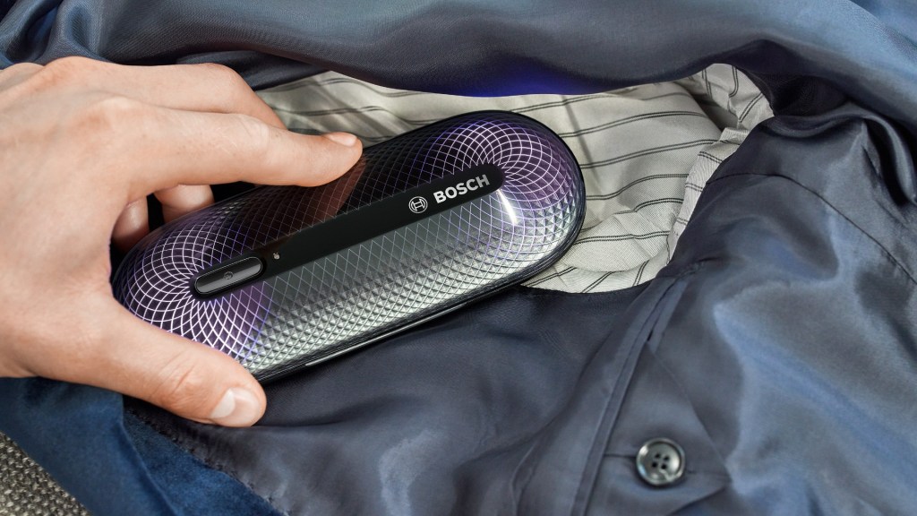 Bosch Freshup gadget cleaning the inside of a suit