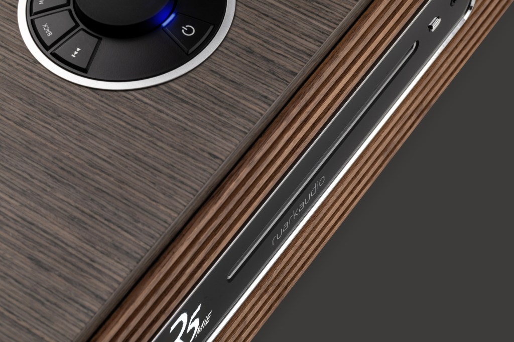 The control disc and CD tray of the R5 MiE edition