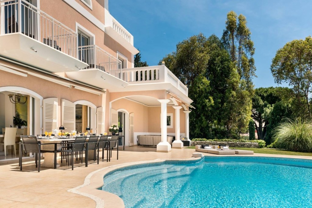 A view from the pool of villa mon charles 