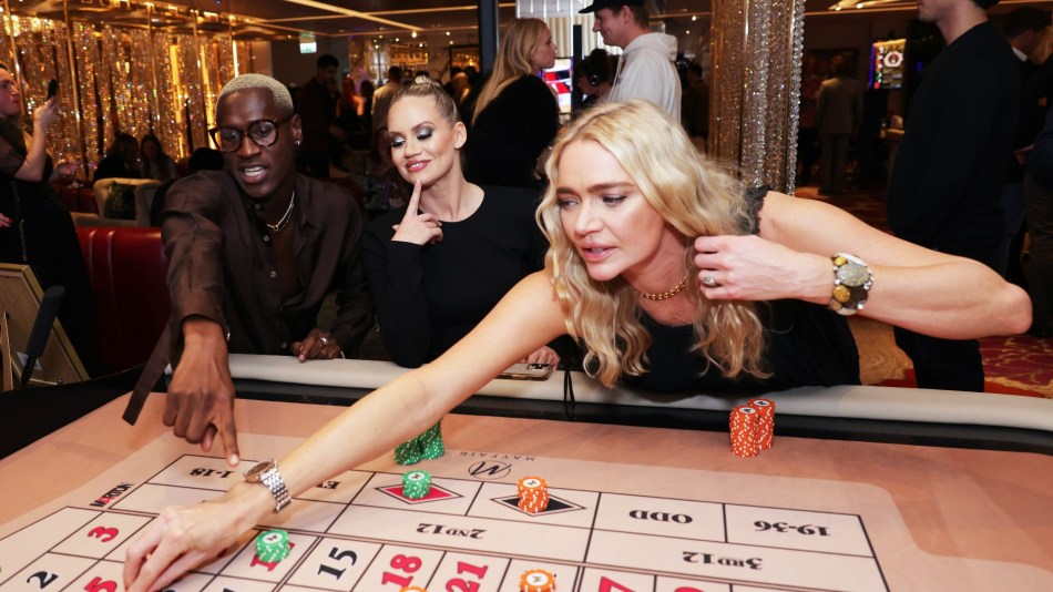 Kimberly Wyatt and Jodie Kidd place their bets at the Metropolitan casino