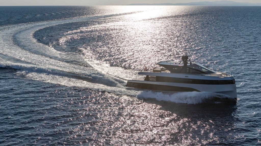 Wallywhy200 yacht creates a swell at sea