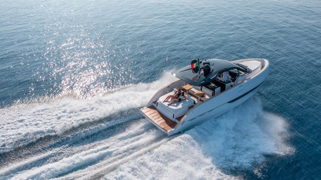 Invictus TT420 in a special Vogue White edition, cutting through the water