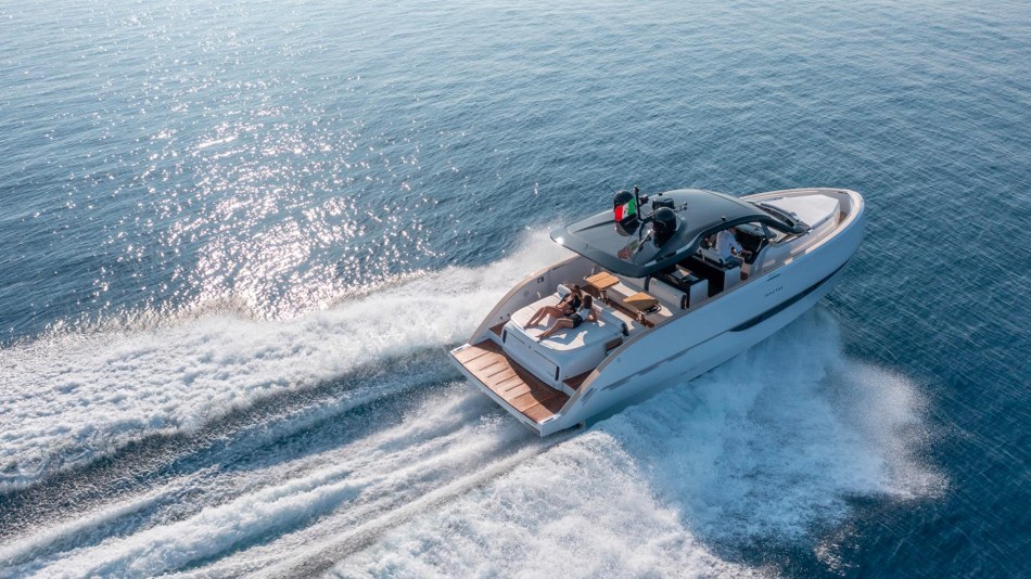 Invictus TT420 in a special Vogue White edition, cutting through the water