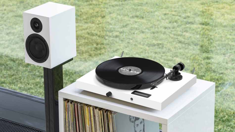 Pro-Ject Juke Box E1 set in white