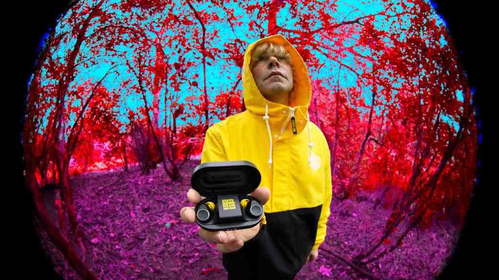 Tim Burgess hold Cambridge Audio M100 earphones