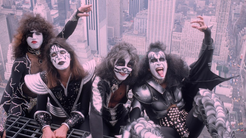 Kiss atop the Empire State Building
