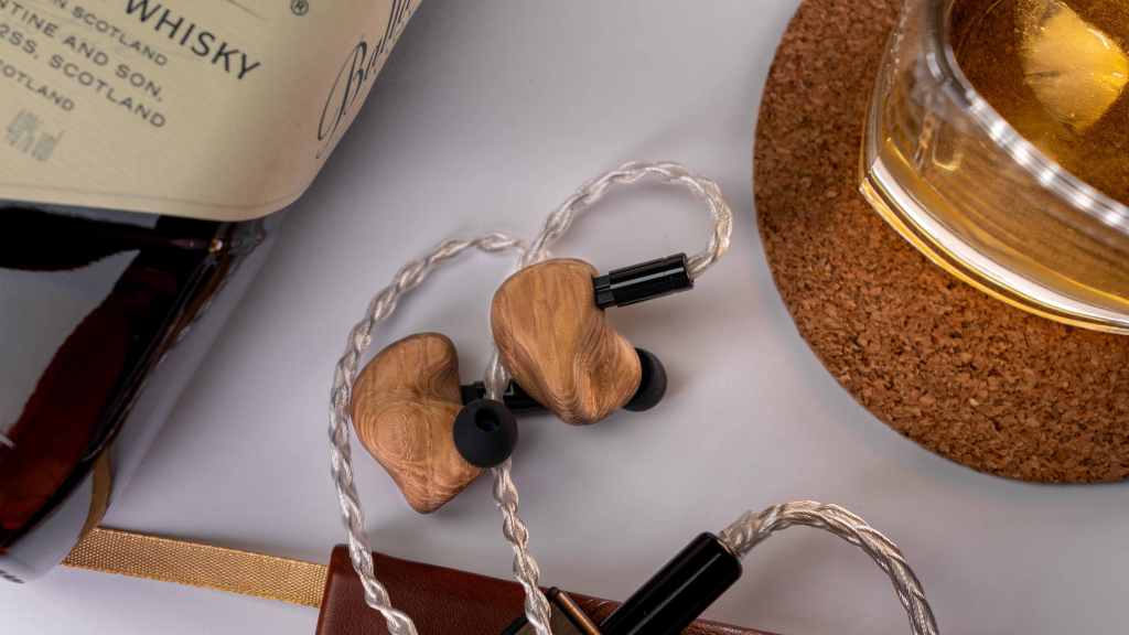 Zeitgeist Germany whisky earphones next to a dram