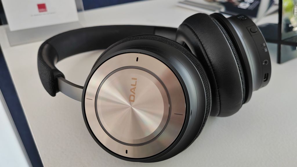 DALI IO 8 headphones in black