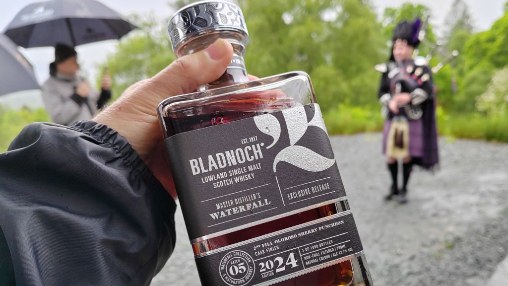 Bladnoch Waterfall 05 whisky and piper