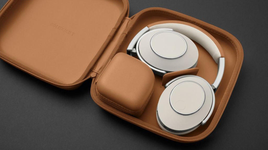 solitaire_t_cognac_headphones white in case