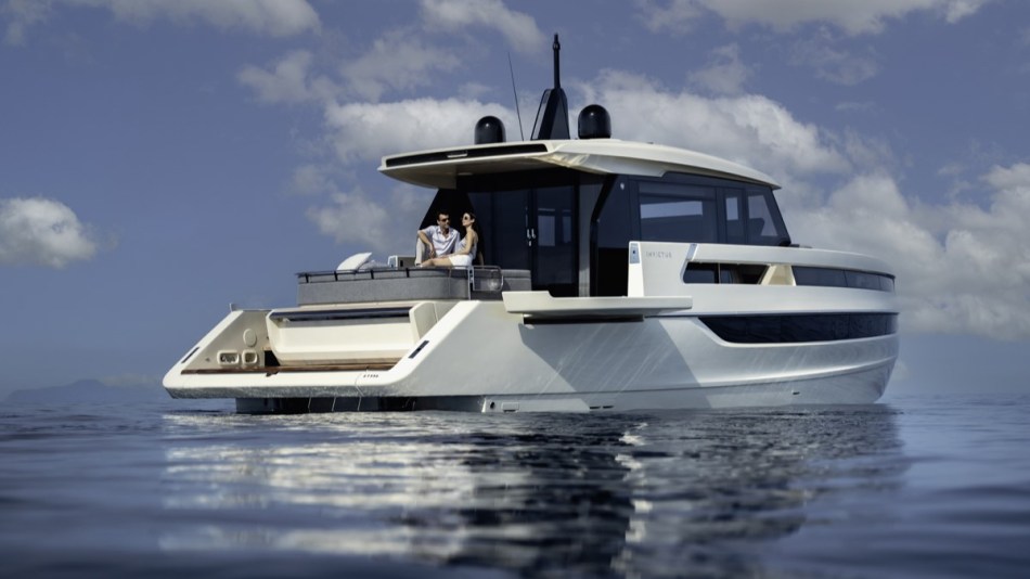 Invictus ST550 yacht at sea