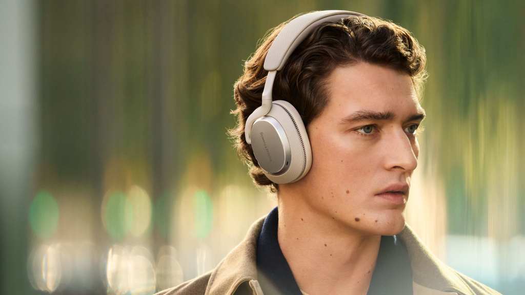 Bowers Wilkins Px7 S3 Canvas White worn by young man