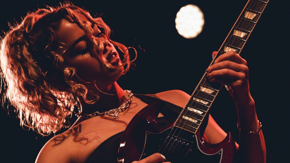 Nilüfer Yanya playing live