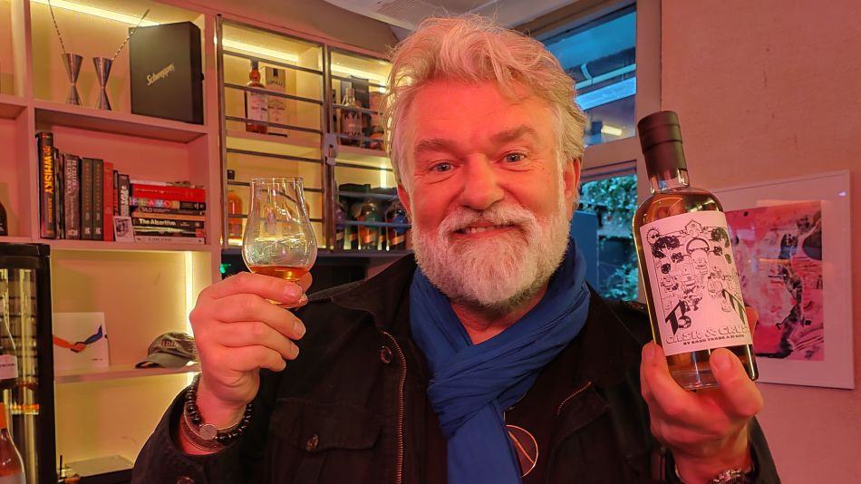 Si King with whisky in hand