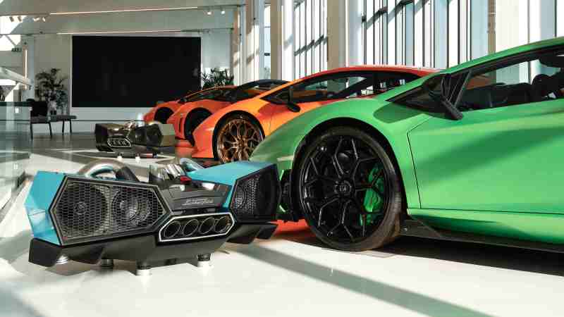 IXOOST LAMBORGHINI speaker with supercars