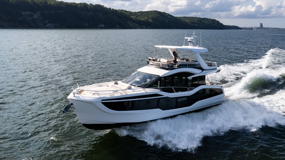 Galeon Yacht 560 FLY at sea