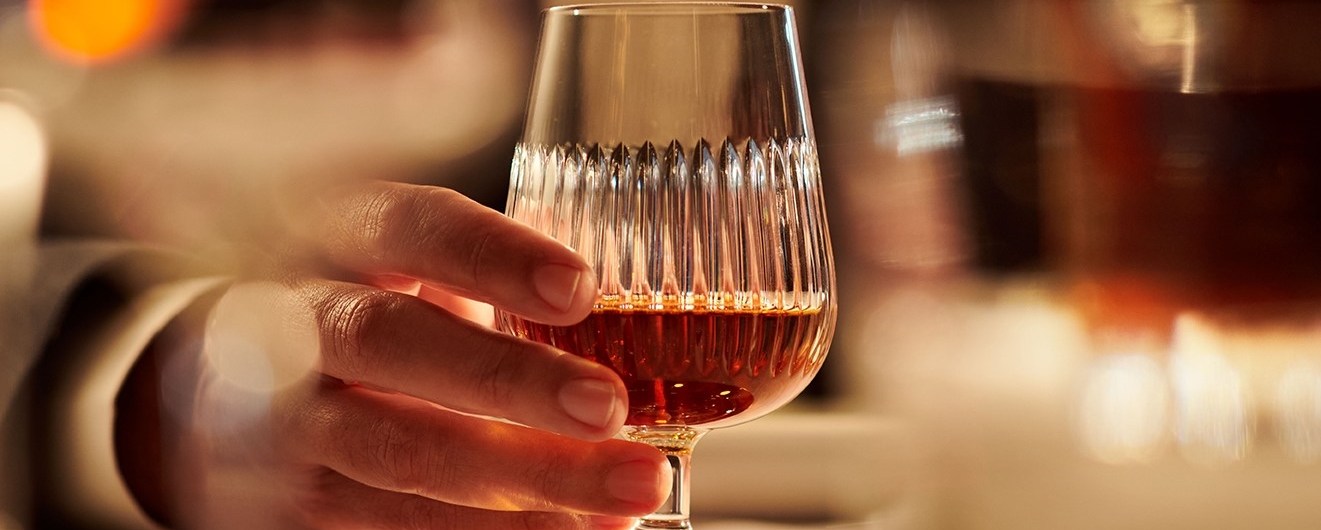 Diplomático rum in hand