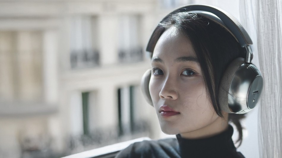 Écoute TH-1 headphones as worn in style