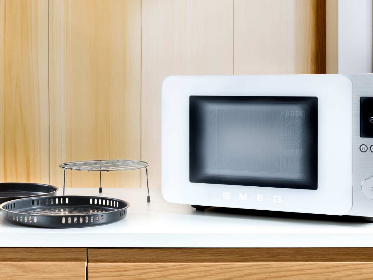 Smeg 2026 microwave line-up adds air fry and multi-step cooking, perfect for&nbsp;pizzas