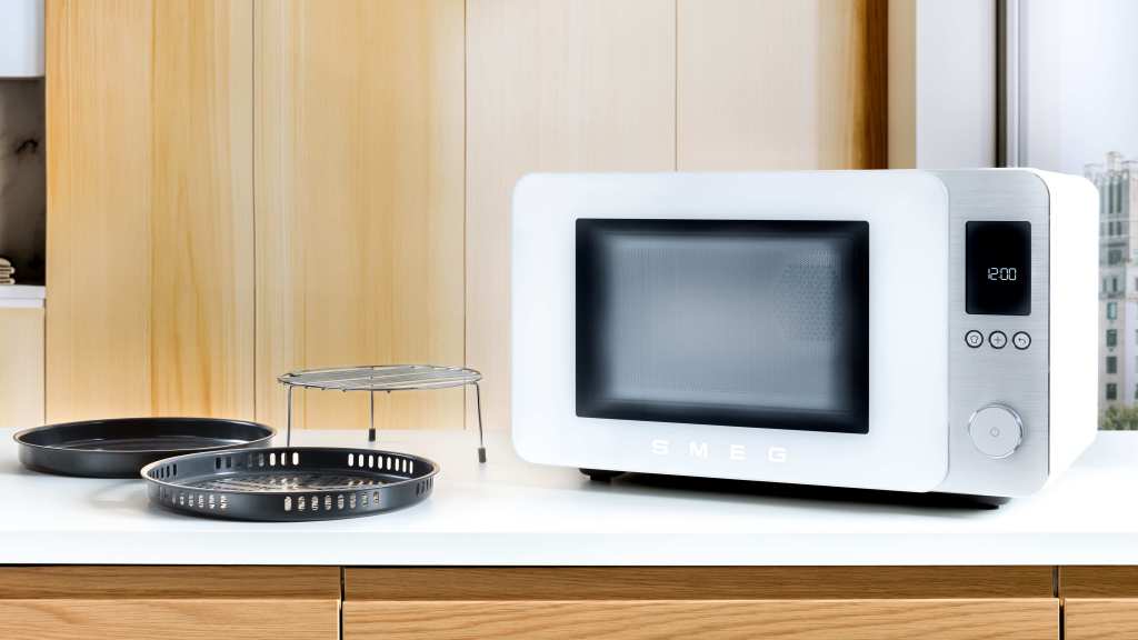 SMEG MOC02 microwave in white