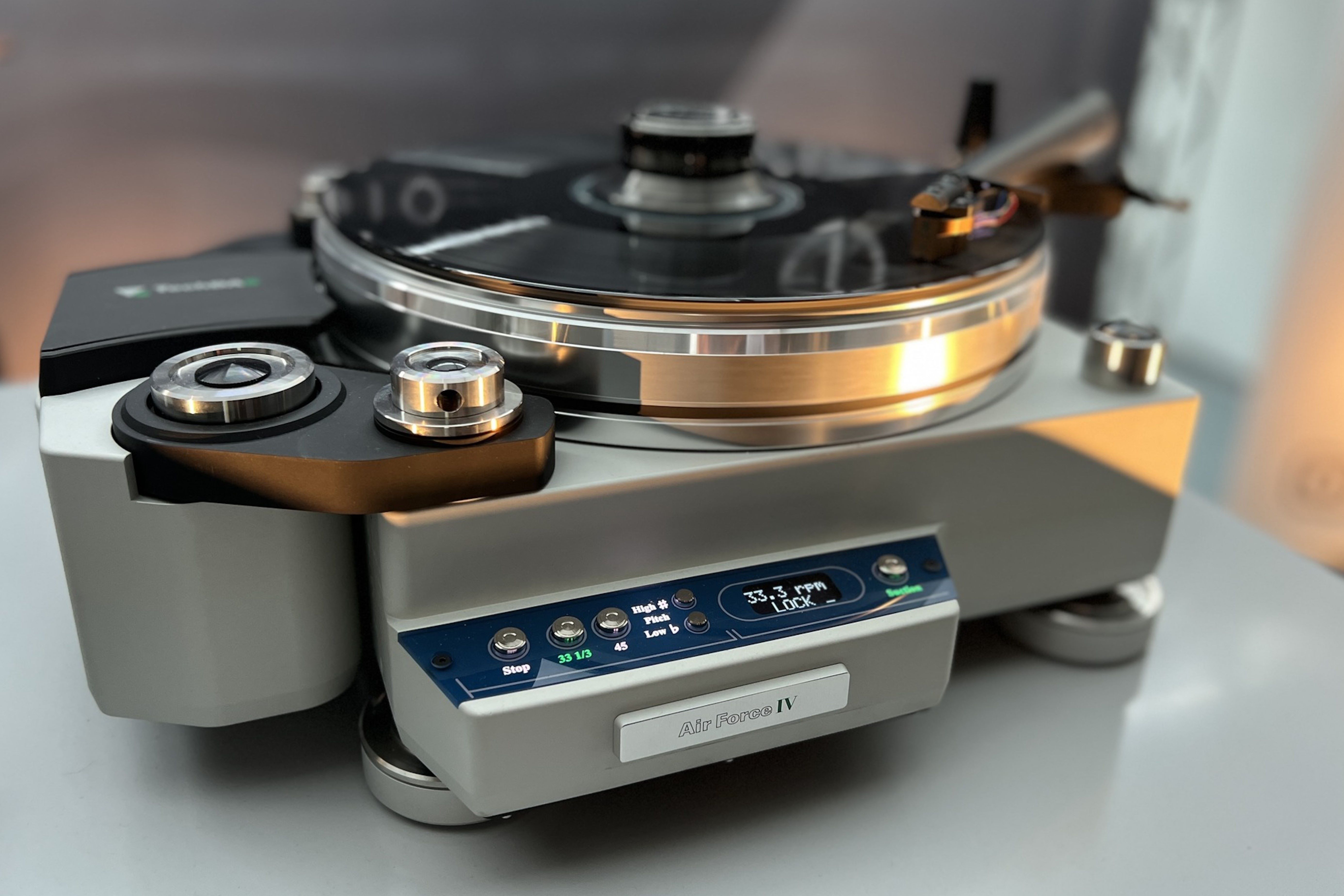 Astounding TechDAS Air Force IV turntable floats vinyl on air for ...