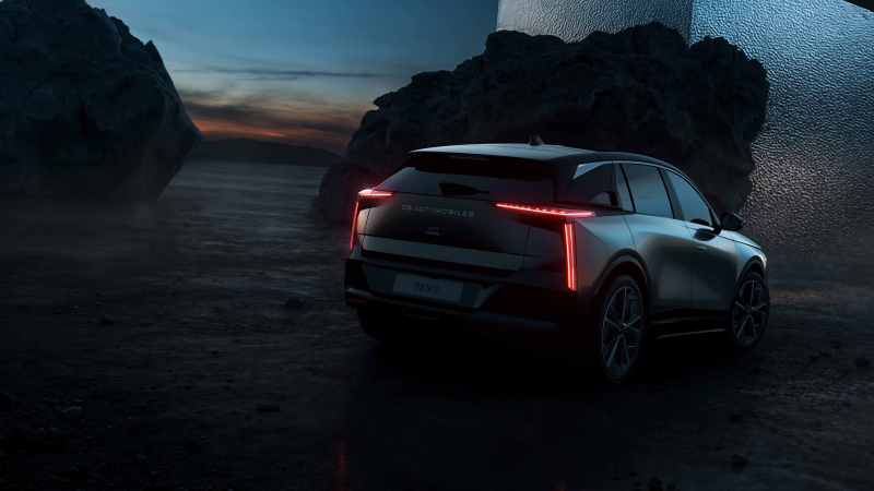DS N°7 SUV at night
