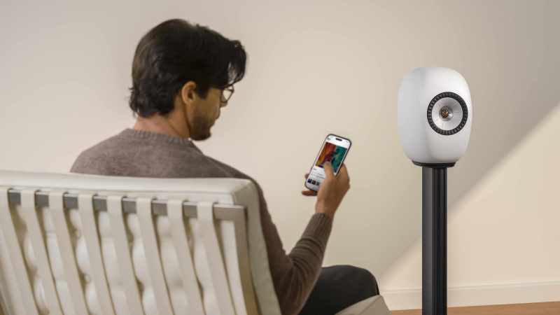 KEF-LS-LUXE-Lifestyle-Mineral-White-phone-in-use