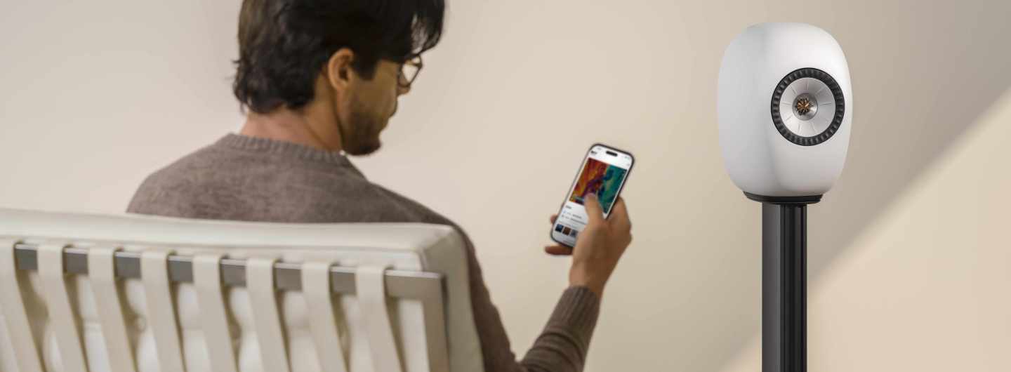 KEF-LS-LUXE-Lifestyle-Mineral-White-phone-in-use