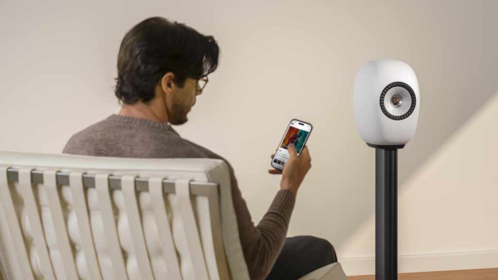 KEF-LS-LUXE-Lifestyle-Mineral-White-phone-in-use