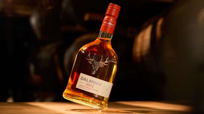 The Dalmore Distillery Select Series_DALMORE on its edge