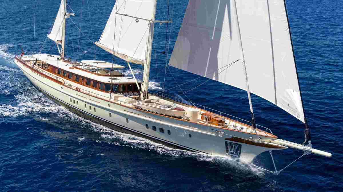 Spectacular Simena superyacht revealed under sail for the first time off&nbsp;Saint-Tropez