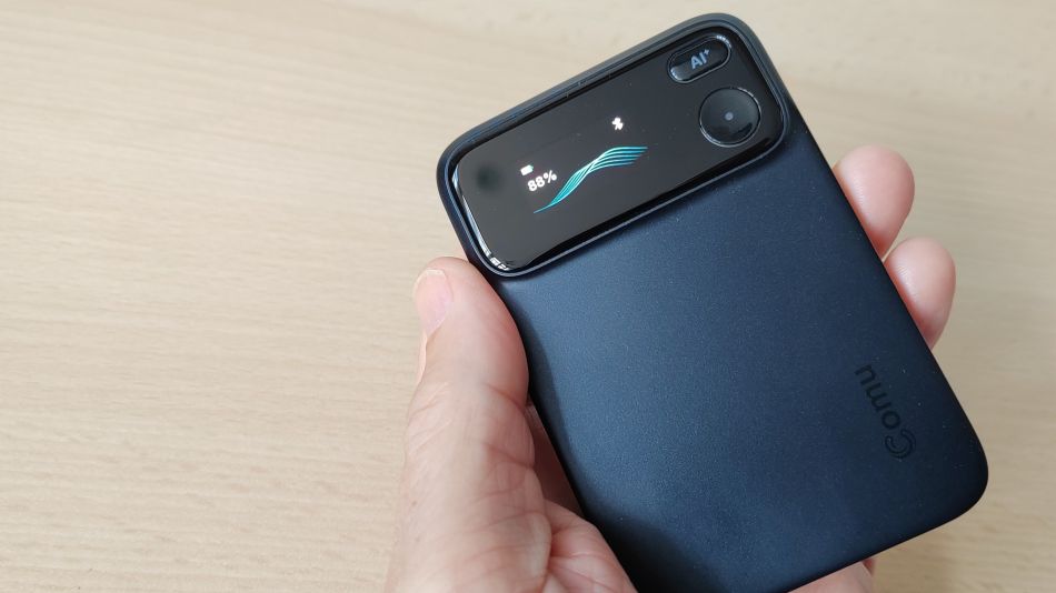 Comu Action Pro voice recorder in the hand