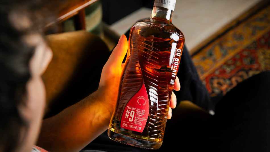 Cu Bocan Creation #9 whisky in hand