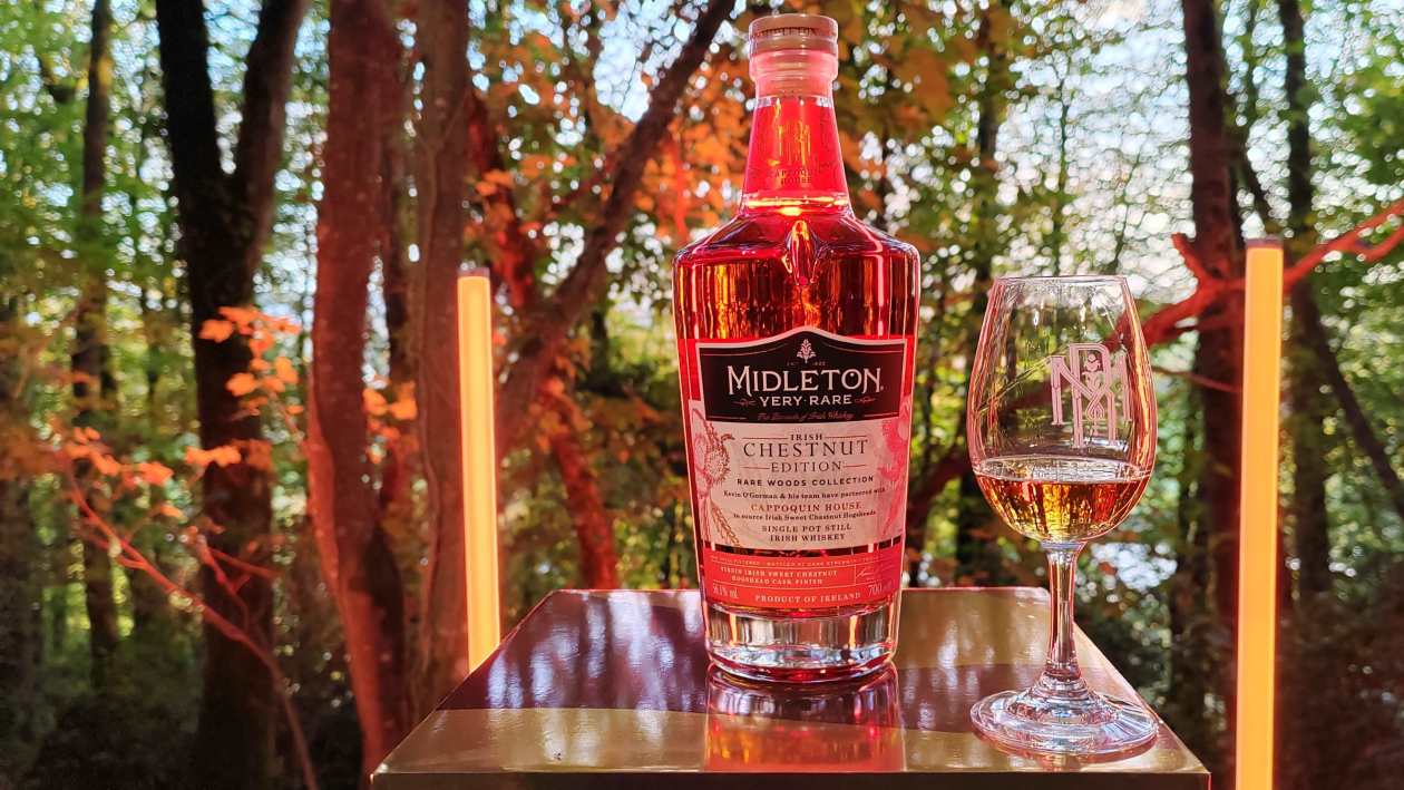 Midelton Very Rare Chestnut Edition and glass in woods
