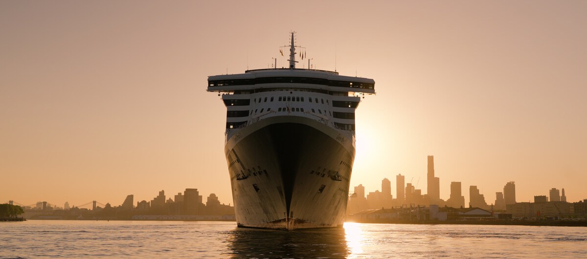Queen Mary 2 in port